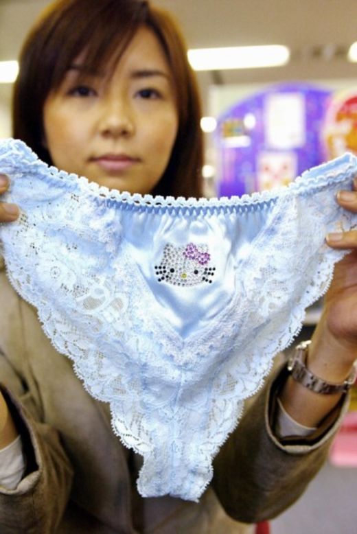 En 2004 y para celebrar los 30 años de Hello Kitty, Wacoal, la empresa de ropa interior más grande de Japón, produjo una serie de prendas con el gatito hechas de cristales Swarovski.<br />