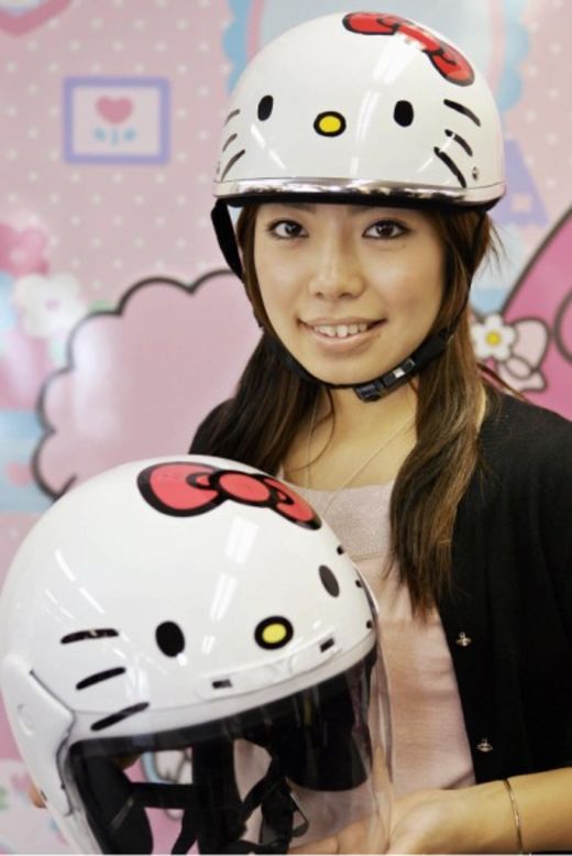 Cascos de motocicleta con diseño Hello Kitty.