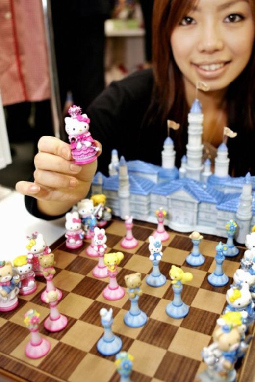 En el año 2005, este tablero de ajedrez con piezas basadas en Hello Kitty y sus amigos se vendió únicamente por correo.