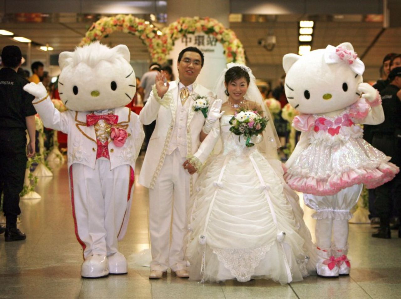 Jamie Ng y Horlick Ng se toman una fotografía junto a los personajes de Hello Kitty y Dear Daniel durante una "Boda soñada de Hello Kitty" en Hong Kong.