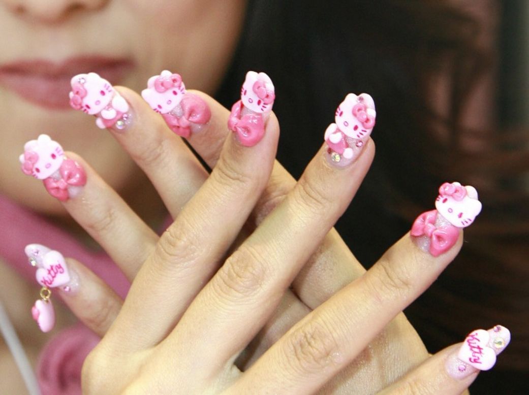 La artista de uñas japonés Yoko Matsuda exhibe su trabajo en Beautyworld Japan.