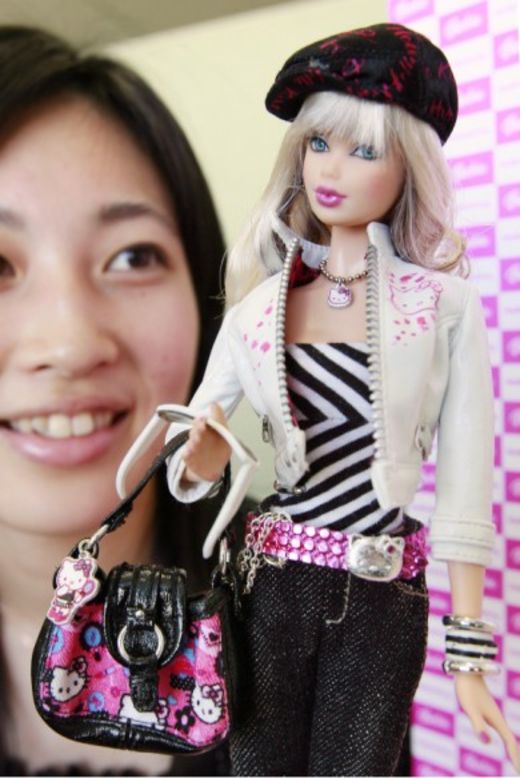 El gigante estadounidense Mattel y la japonesa Sanrio presentan la Barbie Hello Kitty, con chaqueta, sombrero, bolso y accesorios de la gatita.