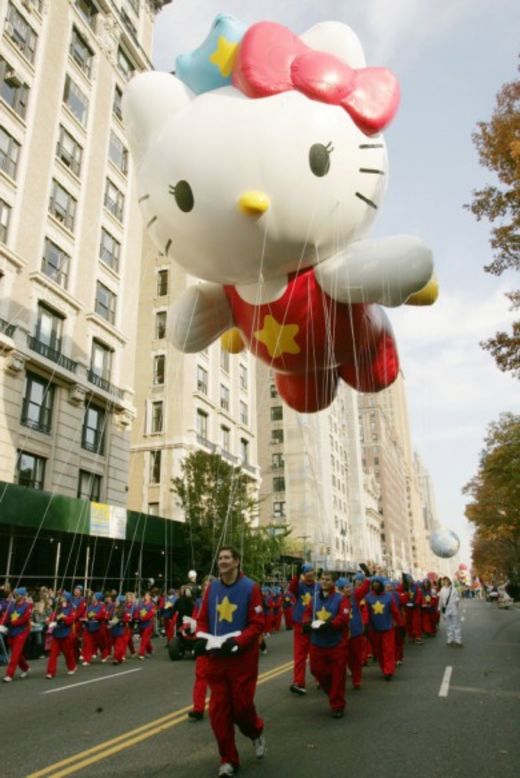 El globo de Hello Kitty es exhibido durante el Desfile de Acción de Gracias de Macy's en Nueva York del año 2007.