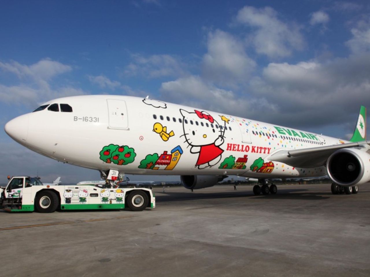 EVA Air lanzó su primer jet de larga distancia para el trayecto Taipei-Los Ángeles adornado con el icónico personaje. El tema de Hello Kitty está presente en los uniformes de la tripulación, los vasos de café, los apoyacabezas, la comida y los rollos de papel.
