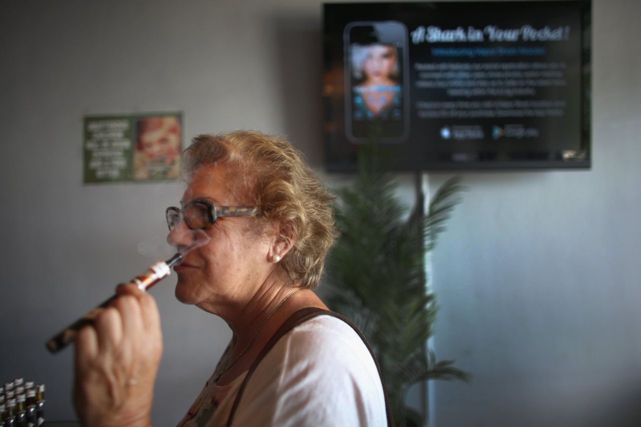 "Es cierto que no sabemos el efecto a largo plazo sobre la salud de los cigarrillos electrónicos, pero hay una buena probabilidad de que los fumadores vayan a tener cáncer de pulmón si no dejan de fumar", dijo el doctor Michael Siegel a CNN Health. "Si son capaces de cambiarse a estos cigarrillos electrónicos y pueden dejar de fumar los cigarrillos tradicionales, ¿por qué condenarlos?".<br />