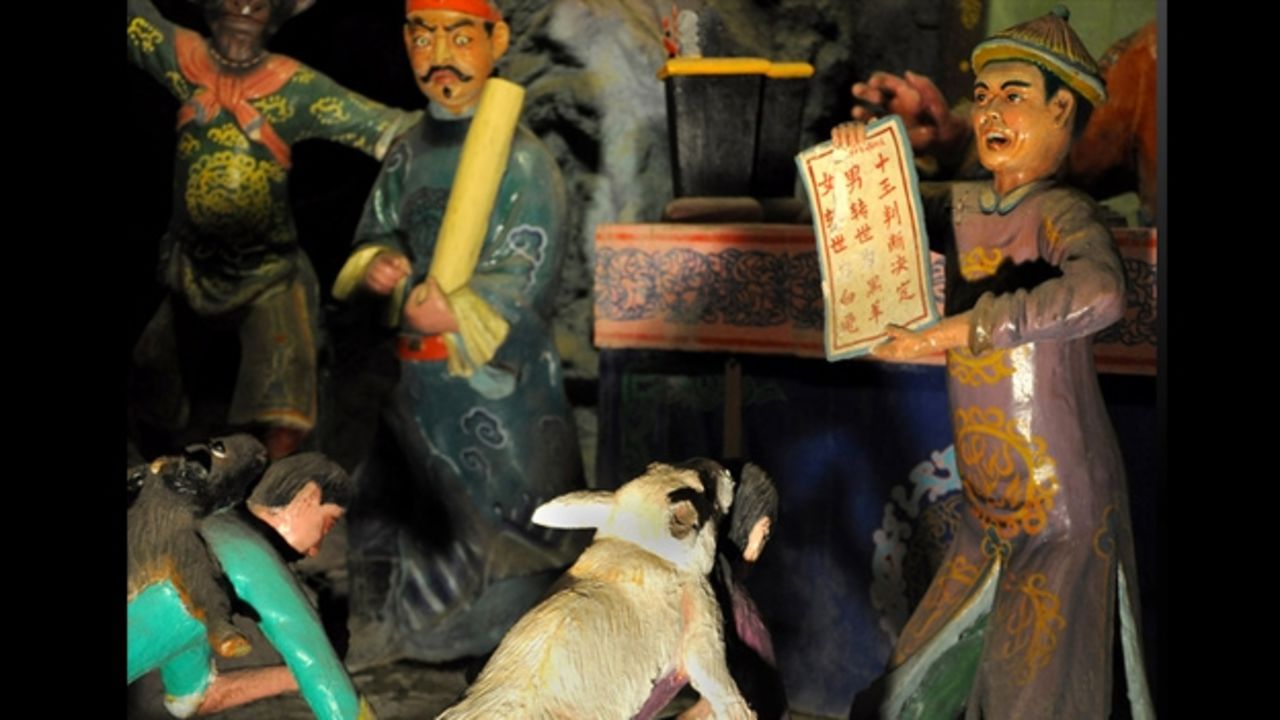 En la décima sala del infierno, arrojan a la gente a la rueda de la reencarnación: según sus actos, reencarnarán en humano o en un animal.