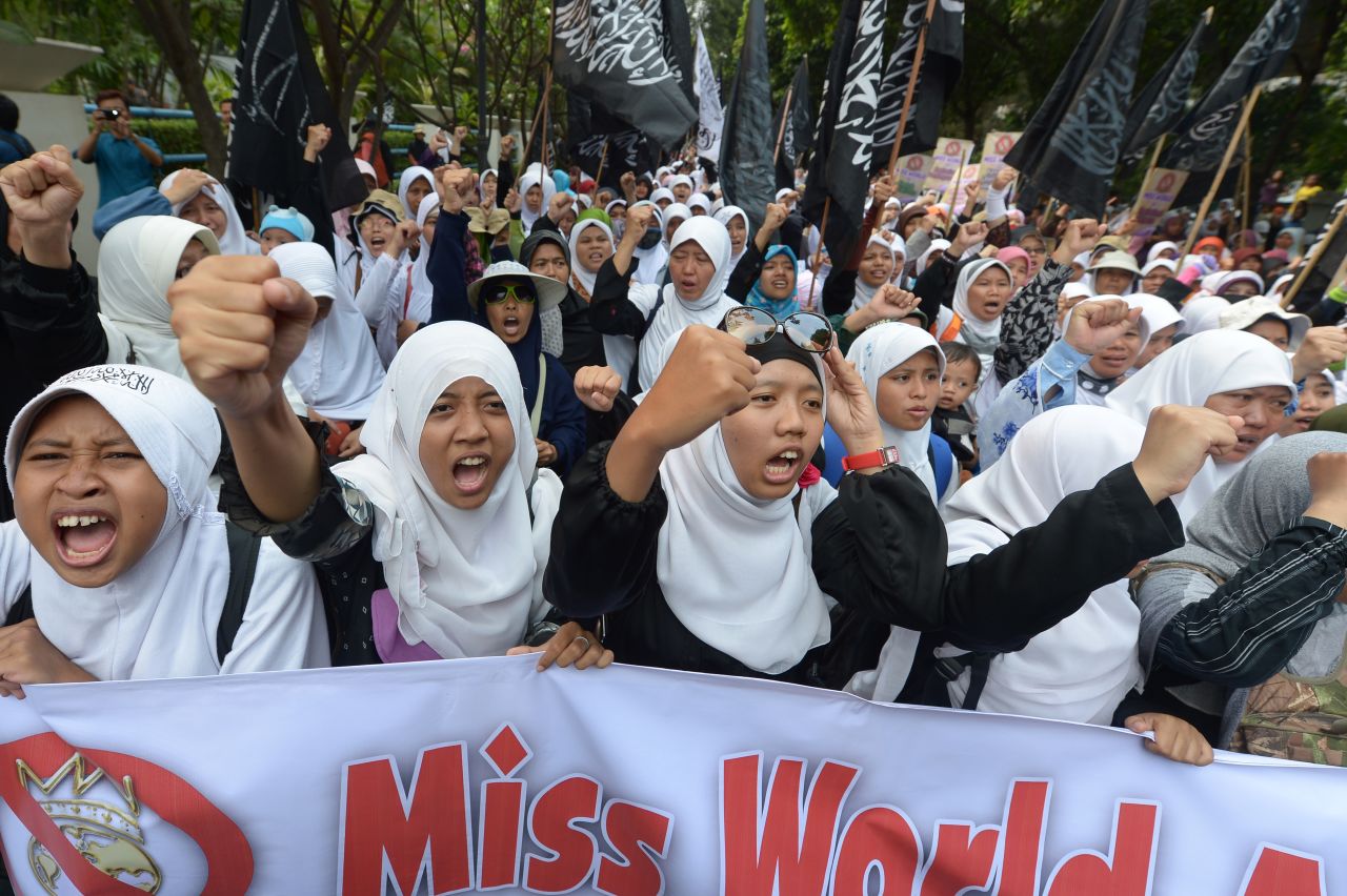 Manifestantes musulmanas gritan consignas durante una protesta contra el concurso de Miss Mundo frente a la oficina de MNCTV, organizador del certamen, en Yakarta el 5 de septiembre.