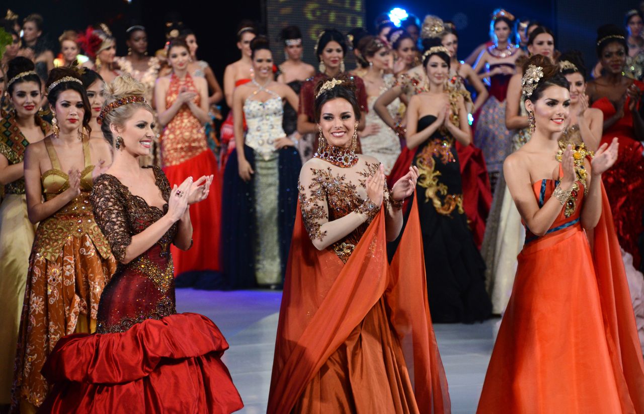 Las concursantes de Miss Mundo 2013 aplauden durante un pase de modelos en Bali el 24 de septiembre. La final del concurso se iba a realizar inicialmente en la capital, Yakarta, pero tuvo que desplazarse a Bali después de las protestas musulmanas.