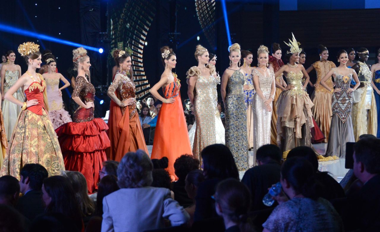 Las 10 finalistas del concurso Miss Mundo  posan durante una sesión de modelaje en el centro de convenciones en la isla indonesia de Bali el 24 de septiembre. La final se celebró este sábado después de semanas de protesta de musulmanes radicales.