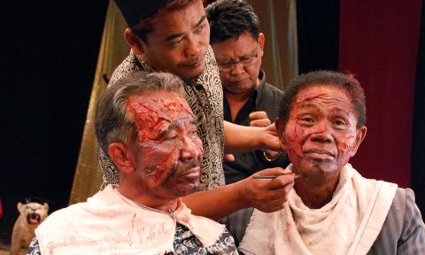Adi Zulkadry and Anwar Congo in full makeup. The film has been made available to watch for free online for all Indonesians from September 30, the anniversary of the 1965 military coup that led to the anti-communists purges across the country. 