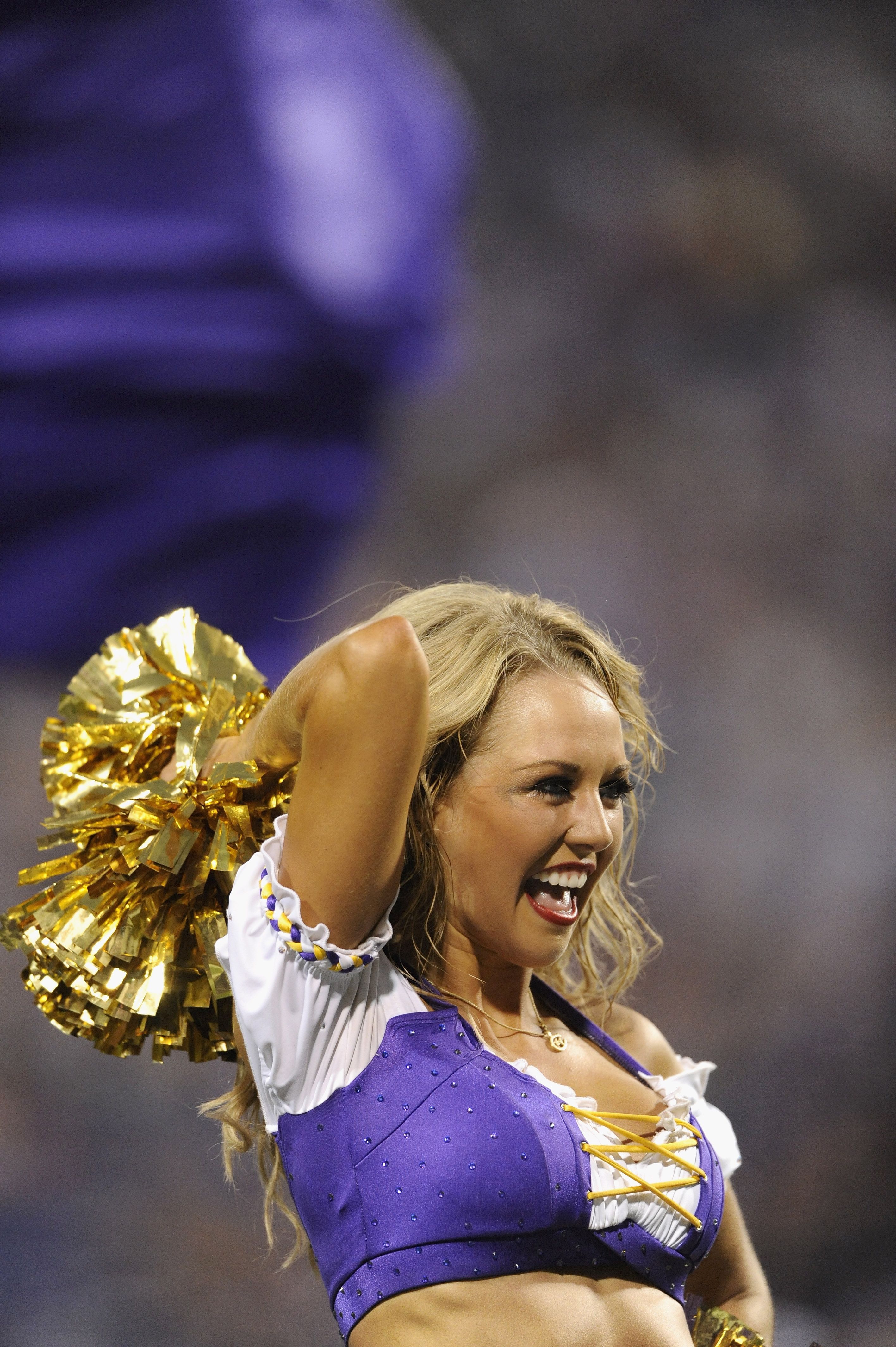 The 10 hottest cheerleaders in the NFL - Muscle & Fitness