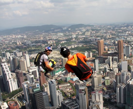 Muchos de los saltadores llevaban puestas cámaras en sus cascos para capturar su viaje salvaje al fondo de la Torre KL en Malasia. 