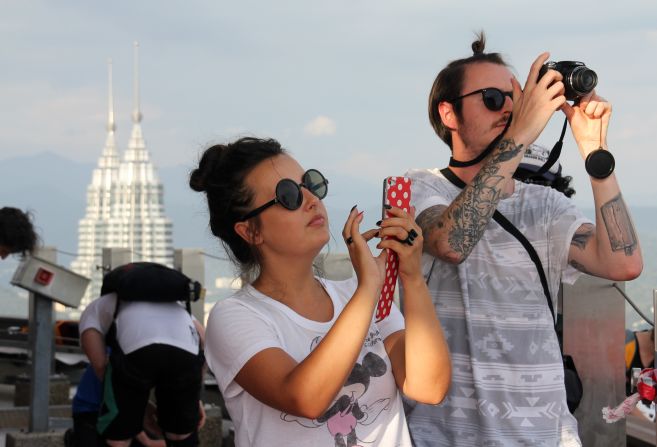 Olvídate de las Torres Petronas. Los saltadores base son mucho más dignos de ser fotografiados. "Se siente mejor verlos que hacerlo tú mismo", dice el turista británico Jordan Lott. 