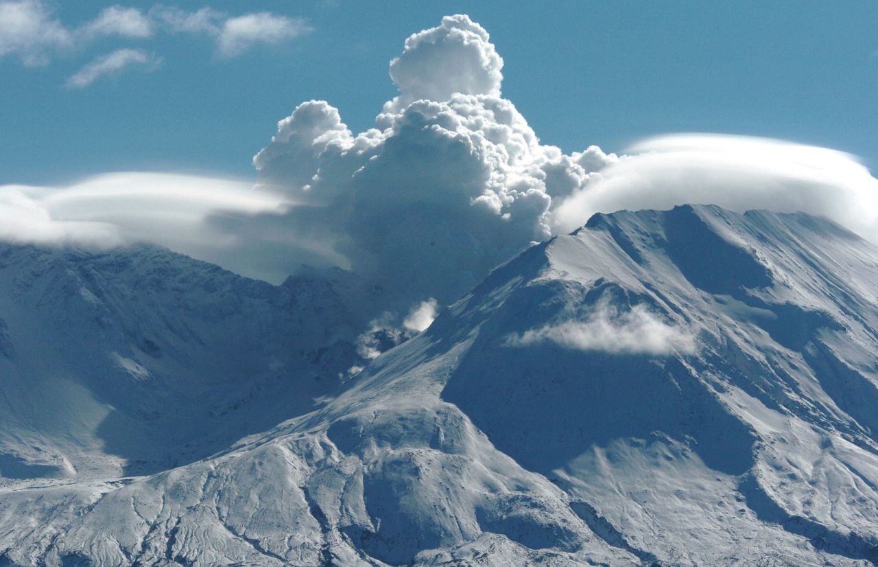 Mount St. Helens in Washington, seen here in 2004, erupted in 1980, spewing out more than 1 cubic kilometer of lava. Scientists believe that Martian supervolcanoes could spout 1,000 cubic kilometers of volcanic material.