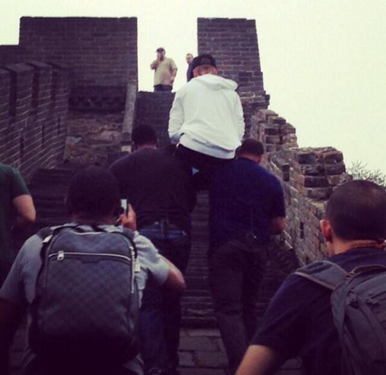 Estaba guardando su energía para sus fans, o simplemente buscando más controversia... no se sabe. En octubre, el día después de un concierto en Pekín, Bieber fue fotografiado dejando que sus guardaespaldas lo cargaran por las escaleras en la Gran Muralla de China.