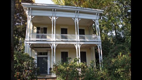McRaven house: Built and renovated between 1797 and 1849 in Vicksburg, Mississippi. "<a href="http://www.mcraventourhome.com/Ghosts.asp" target="_blank" target="_blank">Ghosts</a>" have been photographed in this Spanish-style colonial with American Empire and Greek Revival additions.