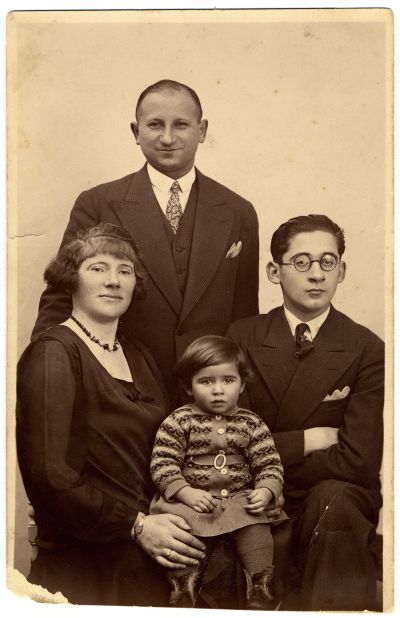 Today there are believed to be just five surviving Red Star Line passengers, including 85-year-old Sonia Pressman Fuentes, pictured here as a child with her mother Hinda, father Zysia, and brother Hermann. 