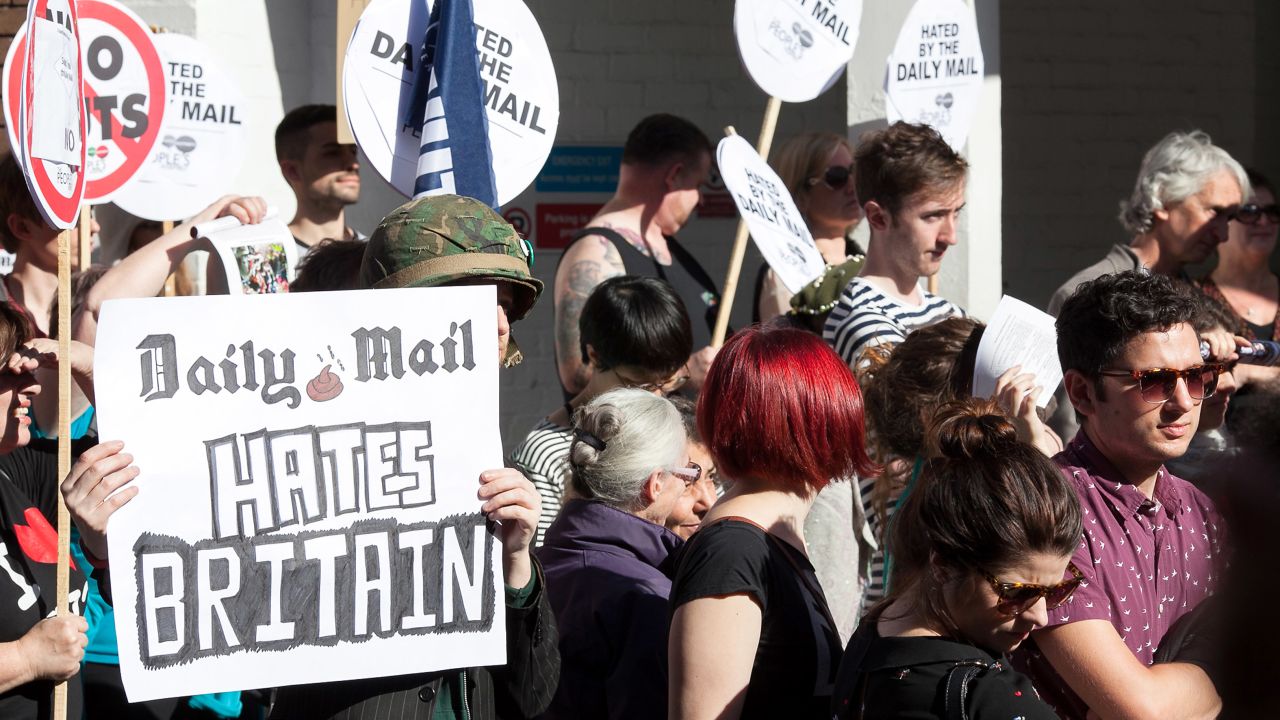 The Daily Mail's personal attack on Ed Miliband's late father has prompted protests outside the newpaper's offices.