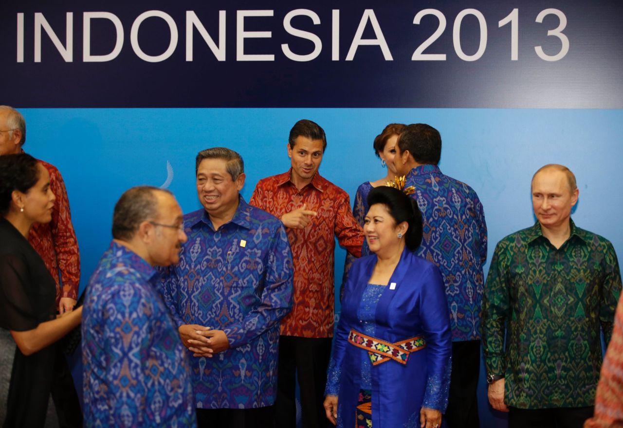 For their get-together in Bali in 2013 APEC leaders and their partners were given clothing made from traditional Balinese woven endek, stitched together by a Chinese tailor in Jakarta. 