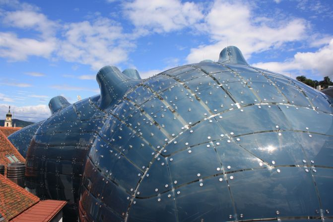 The Kunsthaus Graz, also known as the Friendly Alien, was built to mark the city of Graz in Austria being named European Capital of Culture for 2003. The exhibition building has a technoid media facade of just fewer than 900 conventional fluorescent lamps on which images and animations can be shown.<strong>Architect</strong>: Spacelab Cook-Fournier GmbH