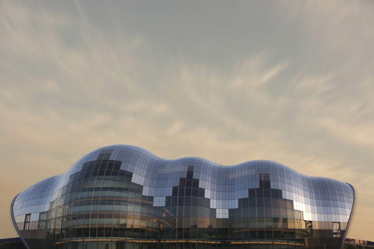 Under its curved glass mantle, The Sage Gateshead houses three concert halls of varying size, all equipped with high-end technology. Since its completion in 2004, the organically shaped event complex has been an attraction in itself around the English city of Newcastle.<strong>Architect</strong>: Foster + Partners