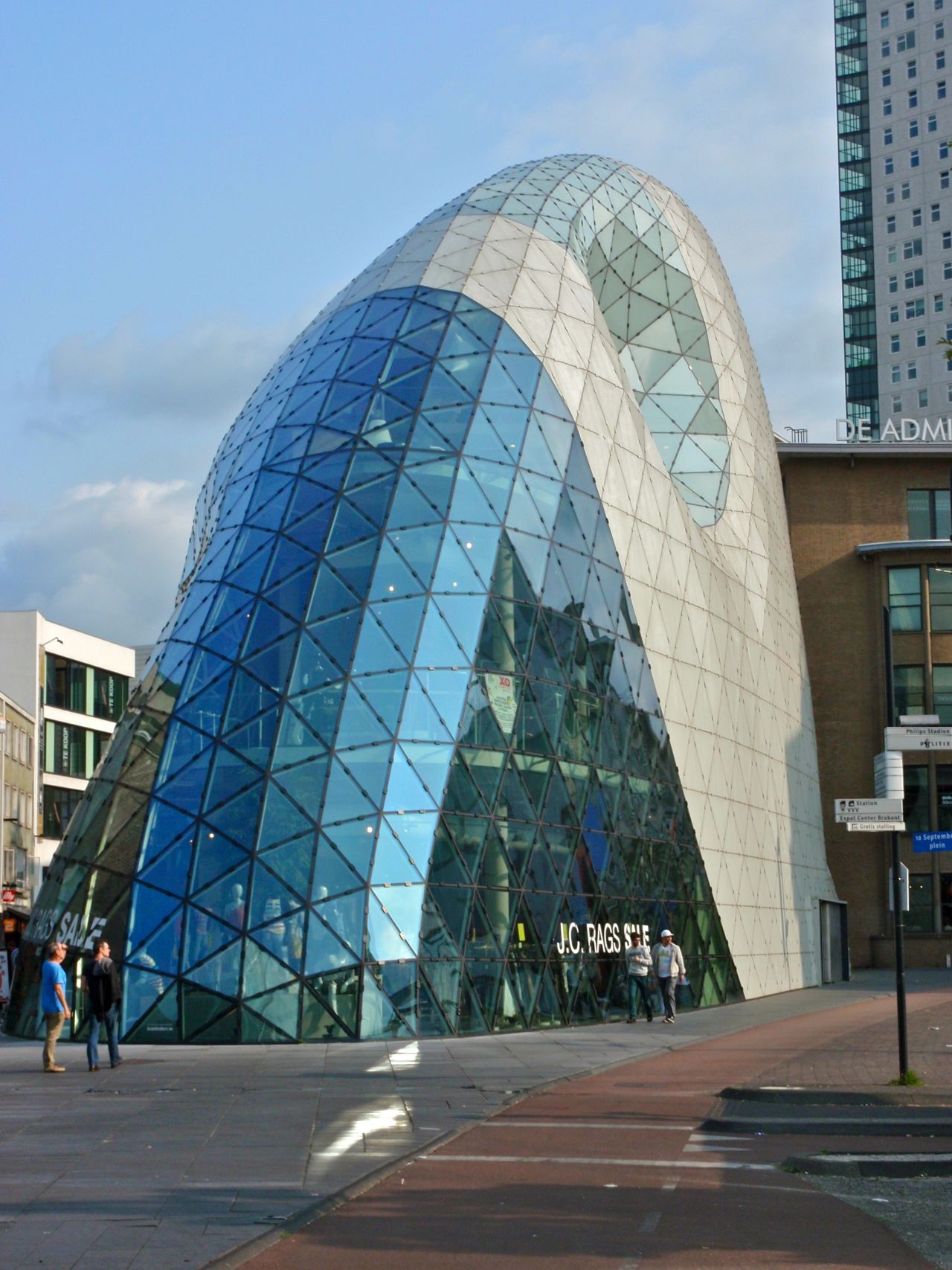 Floor areas vary with this building's flowing shape, going from 950 meters squared on the ground floor to 250 meters squared on the top floor. Reminiscent of an egg, the De Admirant Entrance Building is part of a newly developed retail quarter of Eindhoven.<strong>Architect</strong>: M. Fuksas architetto