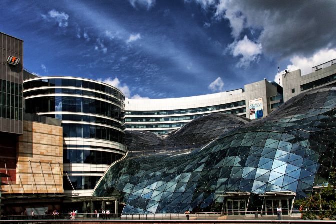 Golden Terraces is a complex of buildings and is part of Warsaw's most expensive real estate project to date. The shopping center has a glass roof that consists of 4,700 separate glass elements and extends in the form of a wave over the complex.<strong>Architect</strong>: The Jerde Partnership