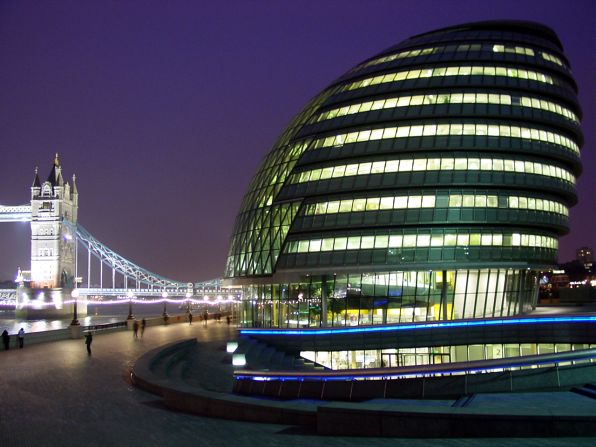 City Hall in London is the seat of the Greater London Authority and the Mayor of London. City Hall's oval shape has its root in the wish to build as sustainably as possible. The building's surface area is reduced, enabling a high level of energy efficiency.<strong>Architect</strong>: Foster + Partners