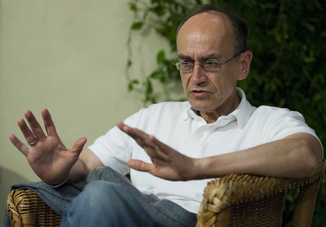 Stanford University professor Thomas Sudhof talks with a journalist in Baeza, Spain, on October 7. The trio's discovery will help provide insights into diabetes, immune disorders and other diseases.