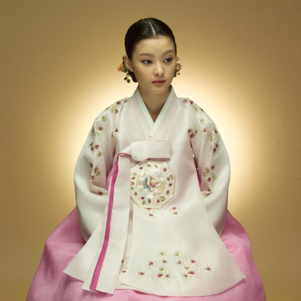 In the past, embroidery was reserved for royal clothing. Even today, most hanbok are devoid of embroidery. 