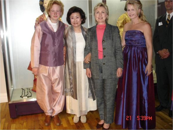 Hanbok designer Lee Young Hee (second from left) has many foreign fans, including Hilary Clinton and the Garfunkels (Art's wife and son). 