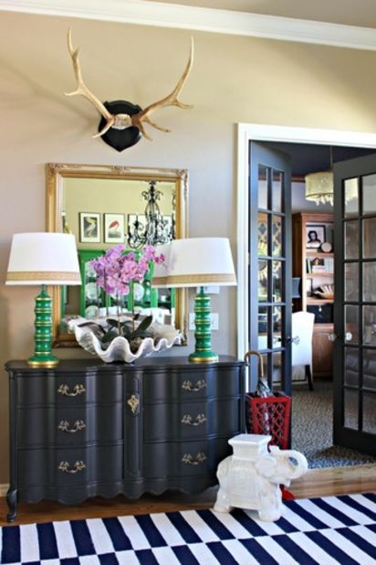 <a href="http://ireport.cnn.com/docs/DOC-1040813">Jennifer Griffin's</a> entryway features <a href="http://dimplesandtangles.blogspot.com/" target="_blank" target="_blank">mounted antlers</a>, a seashell planter and a ceramic elephant.