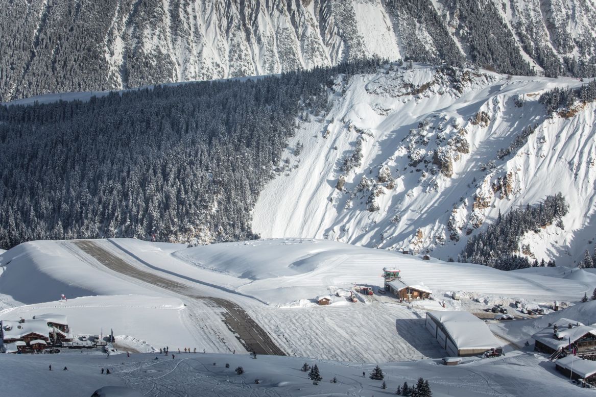 Un aterrizaje al estilo James Bond ("Tomorrow Never Die") de la escena; usado por aeronaves privadas, te hace palpitar el corazón por la acción de la nieve alpina que sigue. 