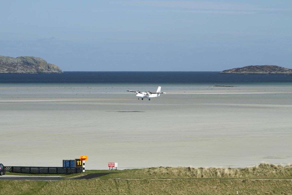El único aeropuerto en el mundo con pistas de aterrizaje programadas en una playa, la pista de Barra está sumergida durante la marea alta. 