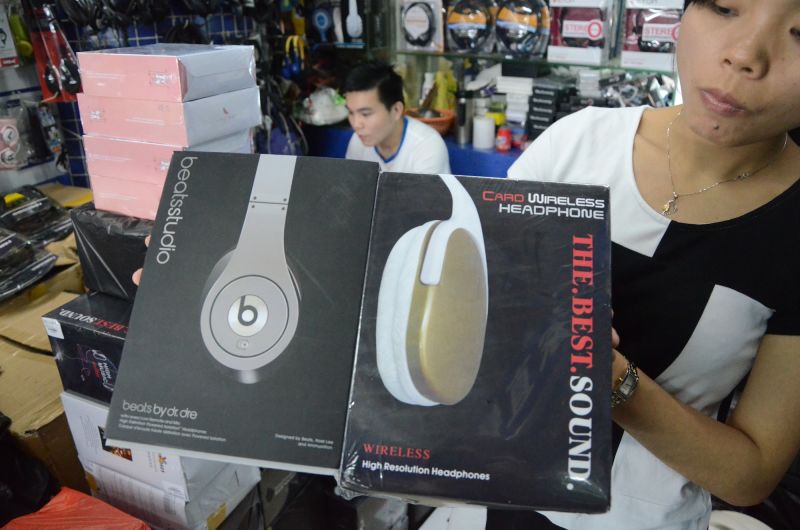 Counterfeit discount beats headphones