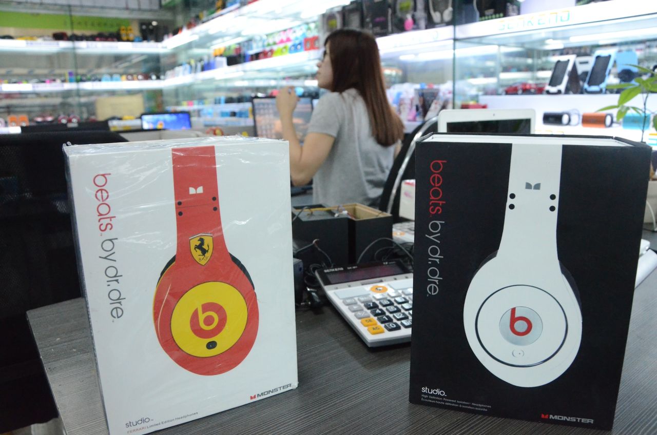 interpersonel på vegne af Utålelig Fake China headphones rise with $1 billion Beats | CNN Business