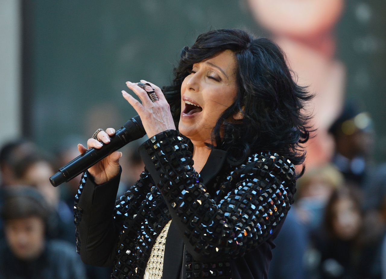 A los 67 años, Cher no necesita hacer volver al tiempo. En la portada de su último álbum, "Closer to the Truth", la cantante probó lo joven que se siente con lencería escasa, y se sabe que publica fotografías en Twitter de ella en mallas con rejillas y botas hasta la rodilla. Cuando un fanático respondió a una de estas fotografías preguntando si Cher ya había "descubierto cómo atraer a los chicos guapos", Cher respondió, "Soy demasiado vieja para chicos guapos". Ahora, los hombres guapos son otra historia".