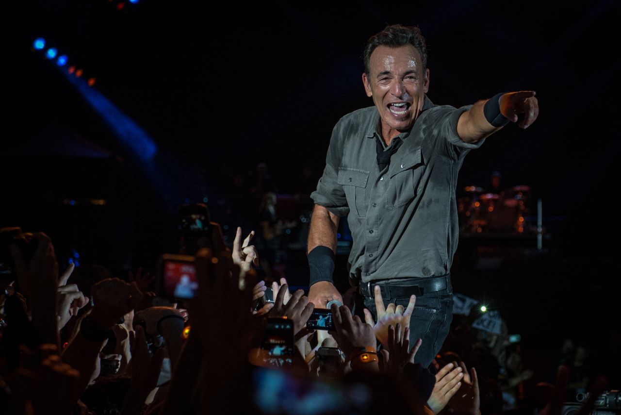 Bruce Springsteen, de 64 años, es sexy, y lo sabe, como lo comprobó con la portada de la canción LMFAO en "Late Night" en 2012. Además, ¿ha visto sus abdominales? 