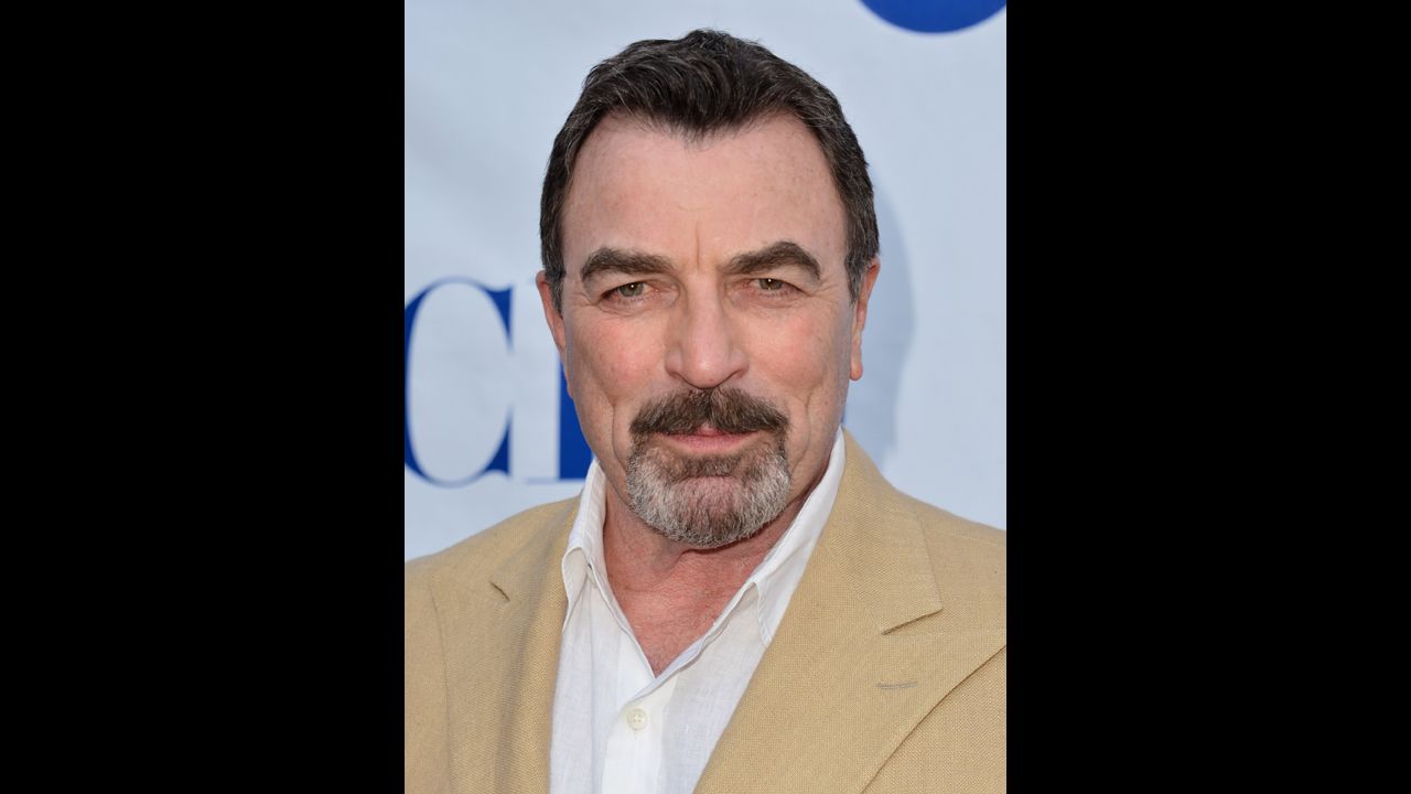 A sus 68 años, Tom Selleck es tan sexy como lo era en sus días de "Magnum, P.I.". (Creemos que tiene algo que ver con el bigote.) Hasta su rancho de aguacates de 20 acres es "vagamente sexual", como le dijo a Conan O'Brien en 2011.