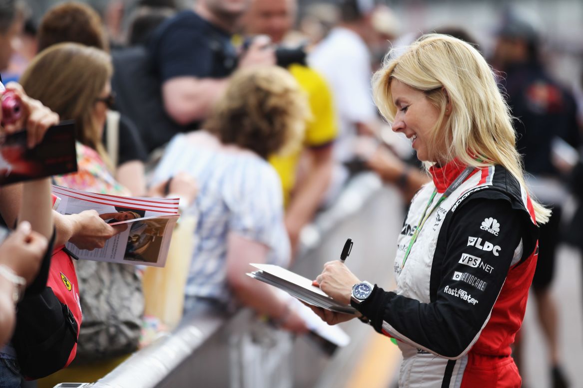 María de Villota firma autógrafos para los aficionados antes del Gran premio de Mónco en mayo de 2012.