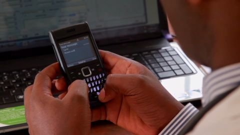 In Nairobi's Korogocho slum, healthcare from qualified personnel is a luxury that few pregnant women can afford. But a telemedicine center is providing assistance to pregnant women and their carers via text messages.