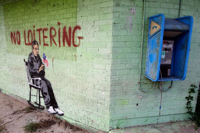 Un grafiti al lado de un edificio en Nueva Orleans muestra a una persona mayor en una silla mecedora debajo de la pancarta que lee: "No Loitering", en 2008. 