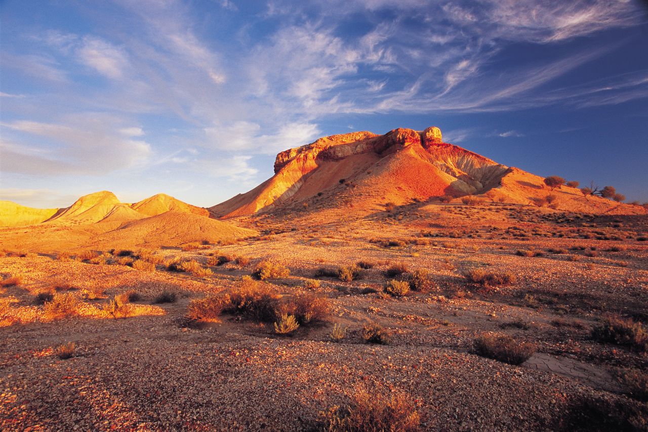 Tiene pequeñas colinas en lugar de una enorme roca; sin embargo, esta región desértica a 50 kilómetros (31 millas) al sureste de Oodnadatta es espectacular. Se ve mejor al atardecer, cuando los afloramientos rocosos resplandecen con rojos, rosas y naranjas.