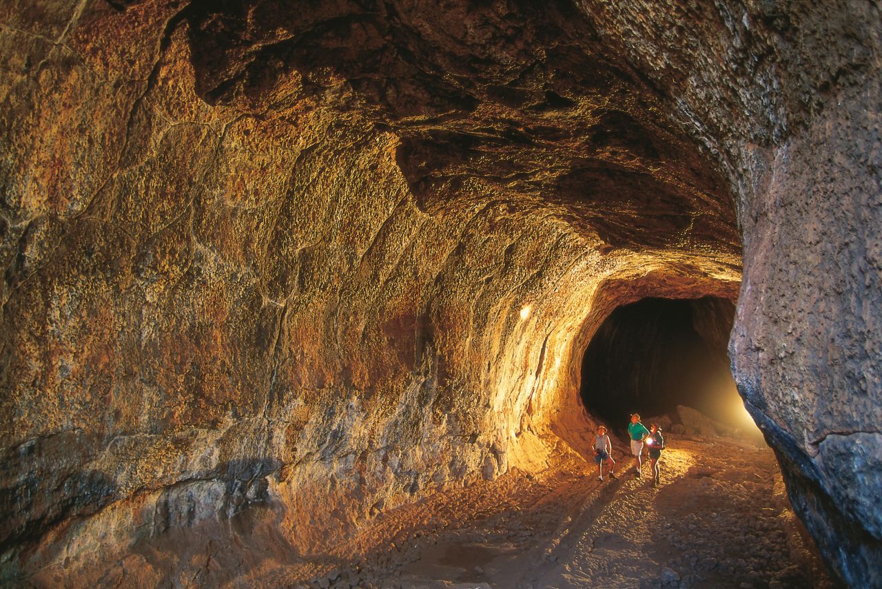 No todas las maravillas naturales de Queensland se encuentran en la costa. Los túneles más largos del mundo de rocas fundidas, a 275 kilómetros (171 millas) al suroeste de Cairns, se formaron hace 190.000 años e incluyen unas impresionantes cuevas subterráneas. 