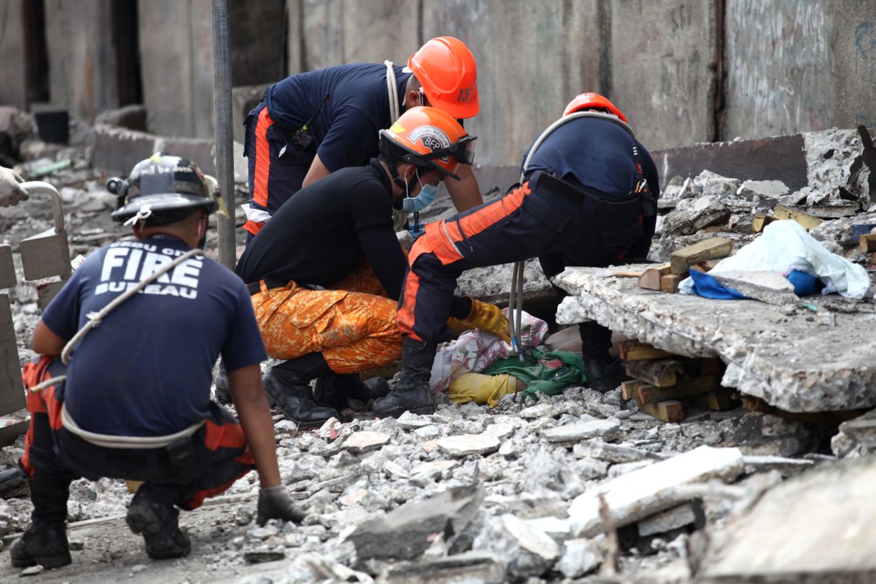 Socorristas retiran a un hombre de los escombros en Cebu.