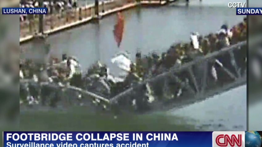 vo china footbridge collapses_00000821.jpg
