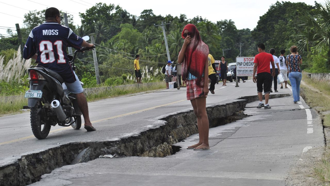 Una vía averiada en la provincia de Bohol tras el terremoto.