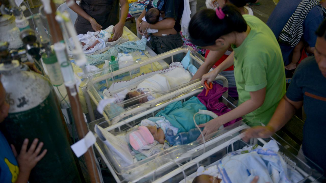Recién nacidos son atendidos en un refugio temporal en Cebu.