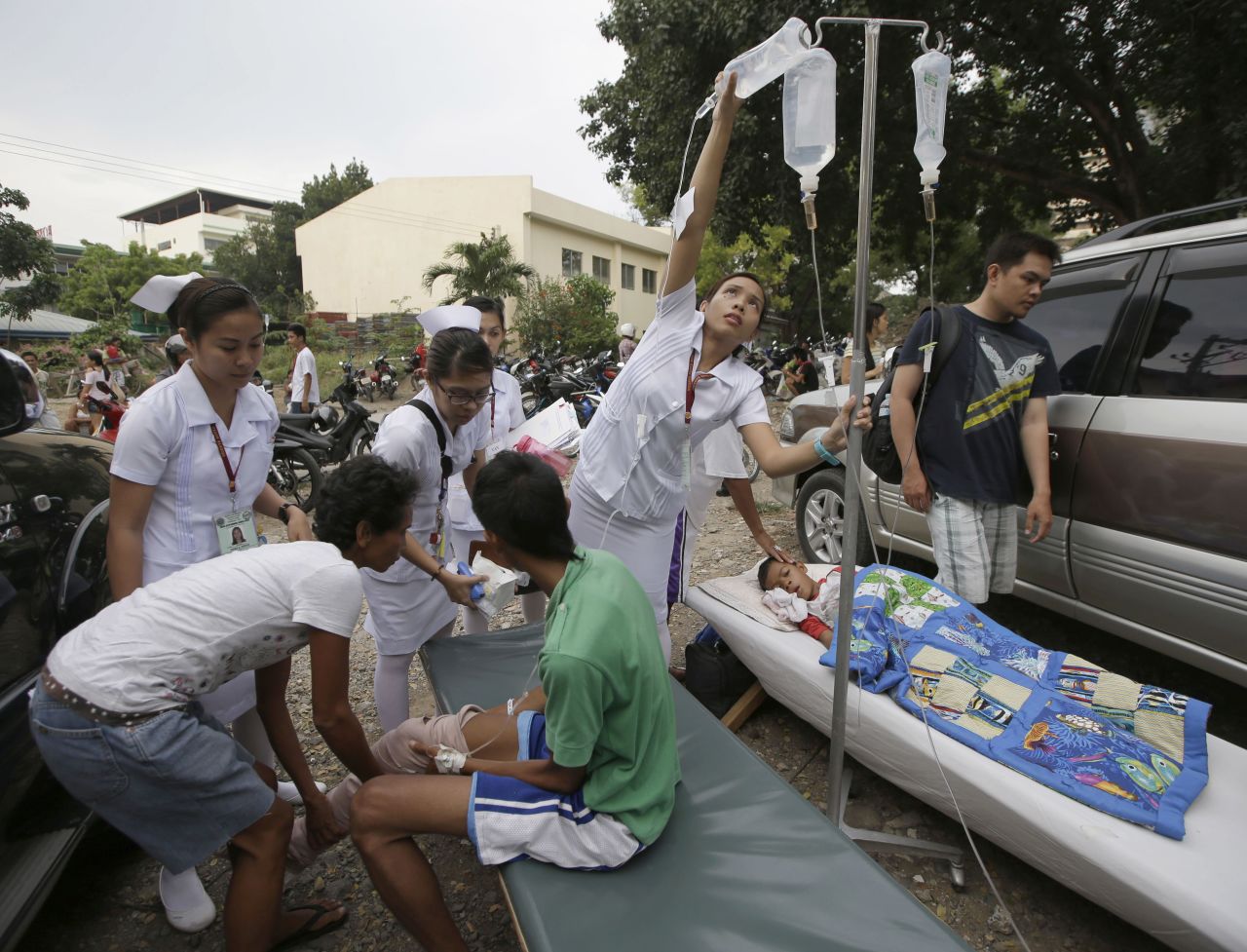 Víctimas reciben atención en el estacionamiento de un hospital en Cebu. 