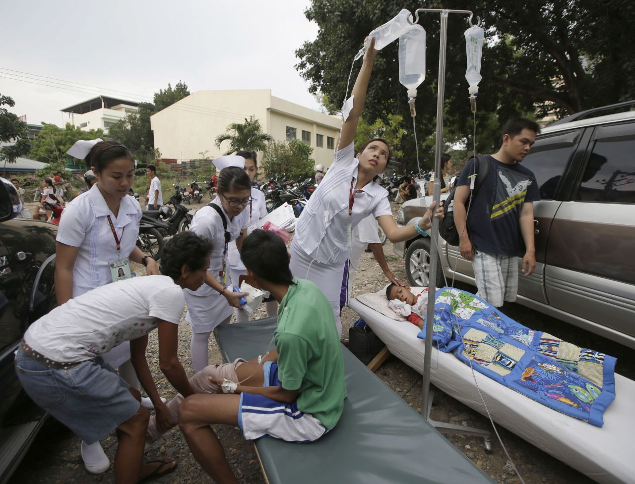 Víctimas reciben atención en el estacionamiento de un hospital en Cebu.